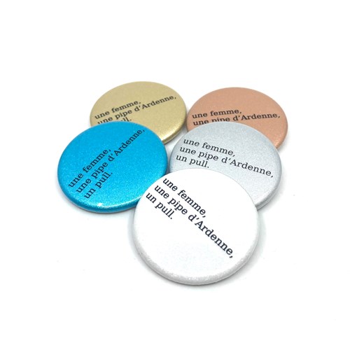 Badge "Une femme, une pipe d'Ardenne, un pull"