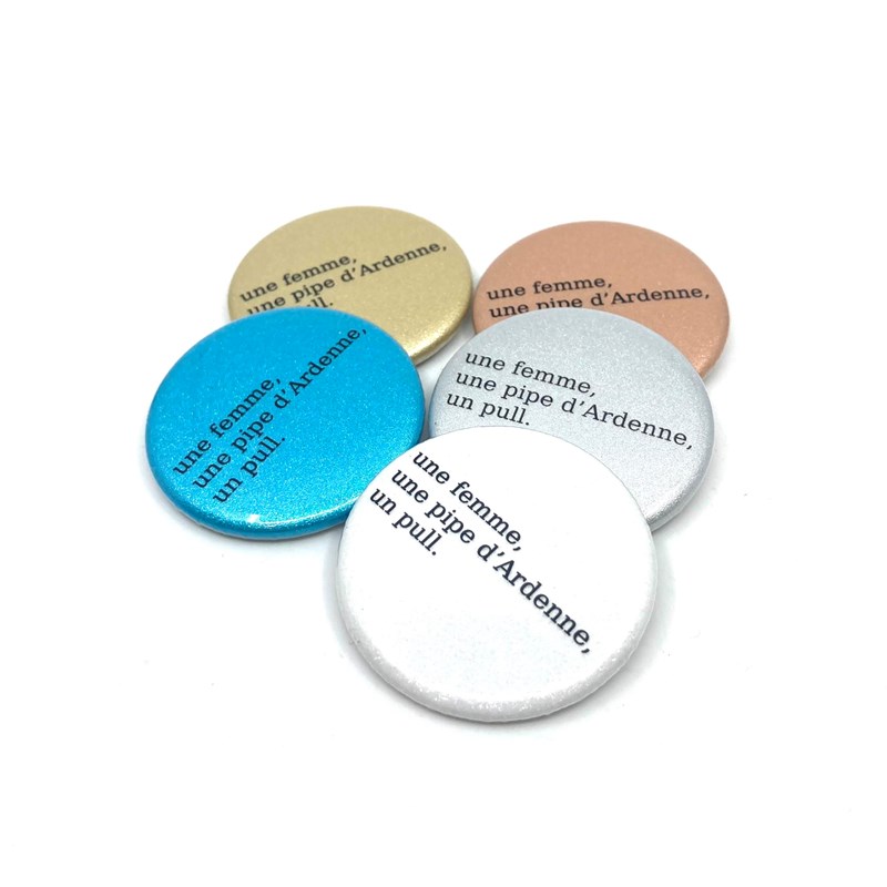 Badge "Une femme, une pipe d'Ardenne, un pull"