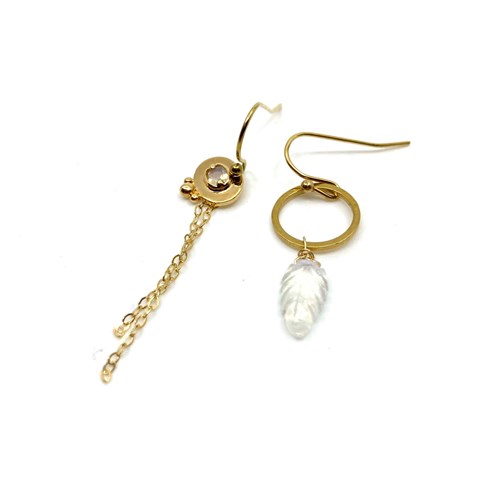 Boucles asymétriques en acier doré et pierres semi-précieuses