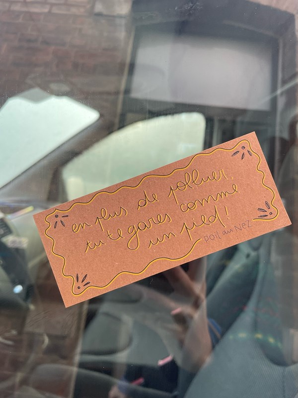 Autocollant "En plus de polluer, tu te gares comme un pied!"