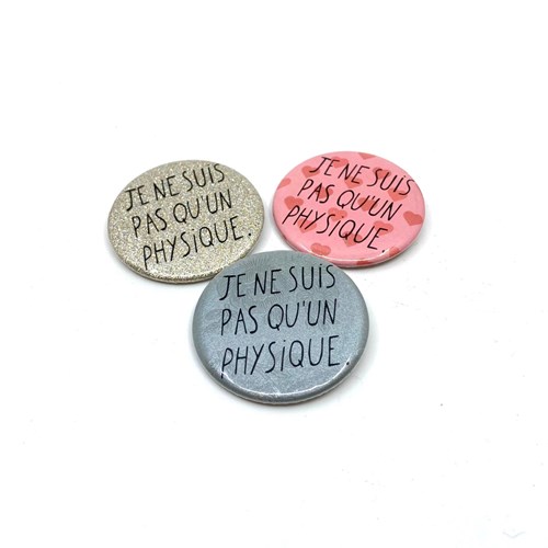 Badge "Je ne suis pas qu'un physique"