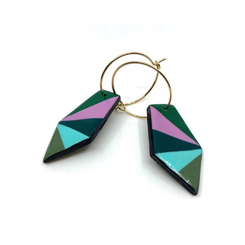 Créoles pièce allongée sur pointe vert mauve