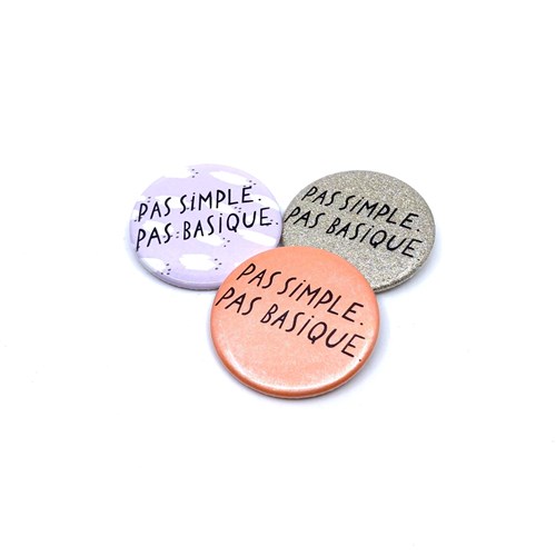 Badge"Pas simple pas basique"
