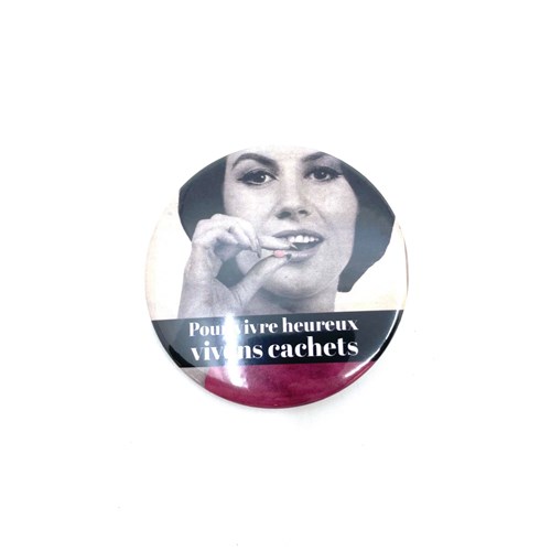 Badge "Pour vivre heureux vivons cachets"
