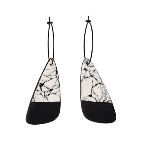 Créoles pièce allongée "Marbe noir et blanc" 25mm