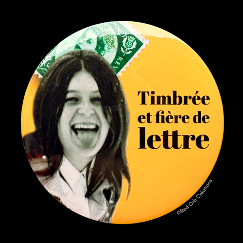 Badge "Timbrée et fière de lettre"