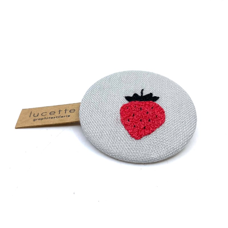 Badge rond Fraise sur fond gris