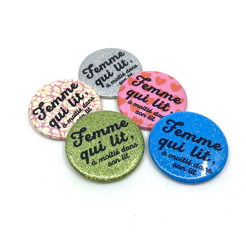 Badge "Femme qui lit, à moitié dans son lit"