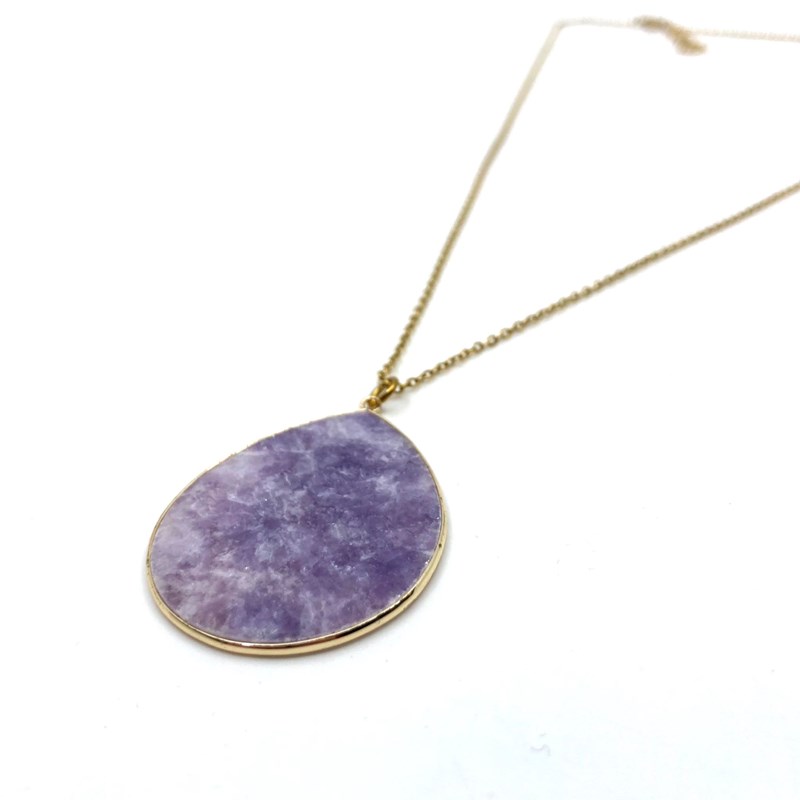 Collier avec pendentif en forme de goutte parme