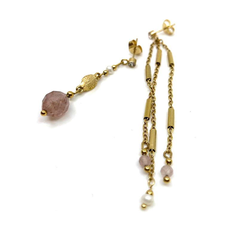 Boucles d'oreilles asymétriques acier doré et quartz fraise