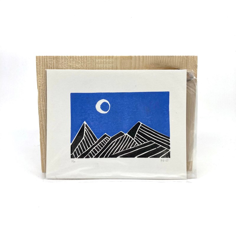 Gravure A6 "Montagnes, ciel jour bleu"