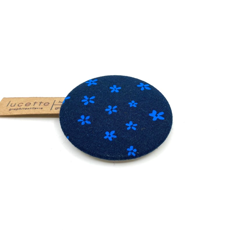 Badge rond fleurs bleues sur marine