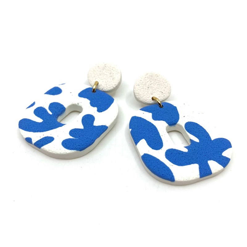 Helen - Boucles d'oreilles blanc cassé feuille bleue