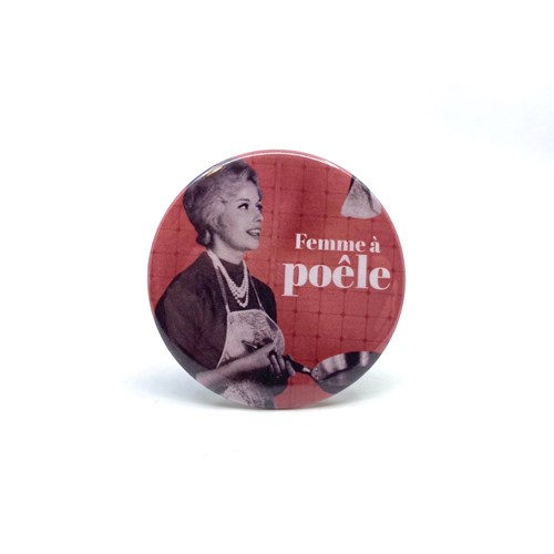 Badge "Femme à poêle"