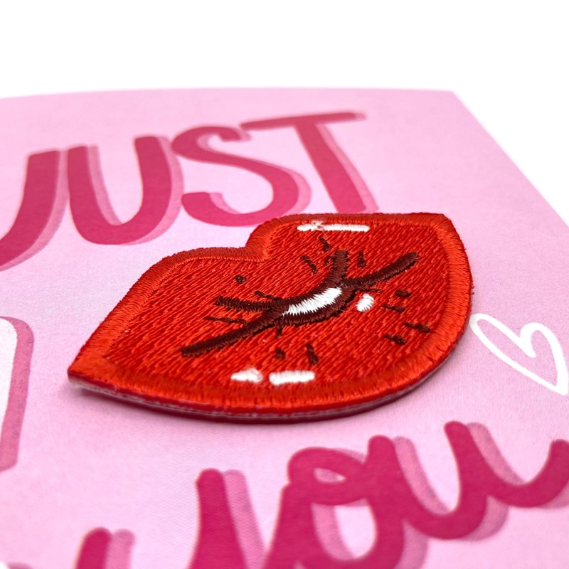 Carte postale "Just a kiss for you" + Broche "Bouche" thermocollant
