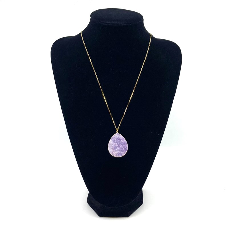 Collier avec pendentif en forme de goutte parme