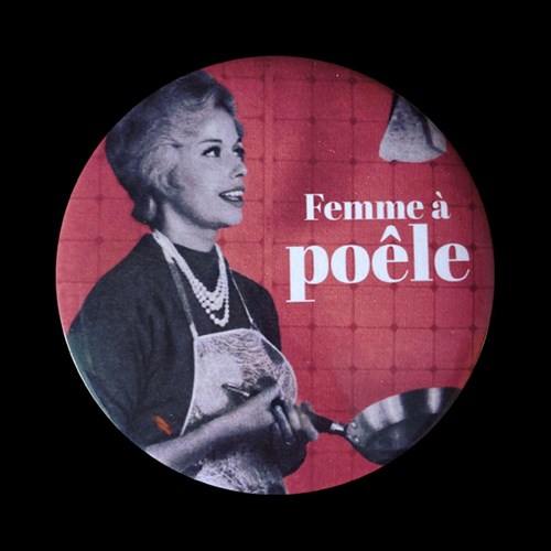 Badge "Femme à poêle"
