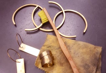 Comment prendre soin de ses bijoux en laiton?